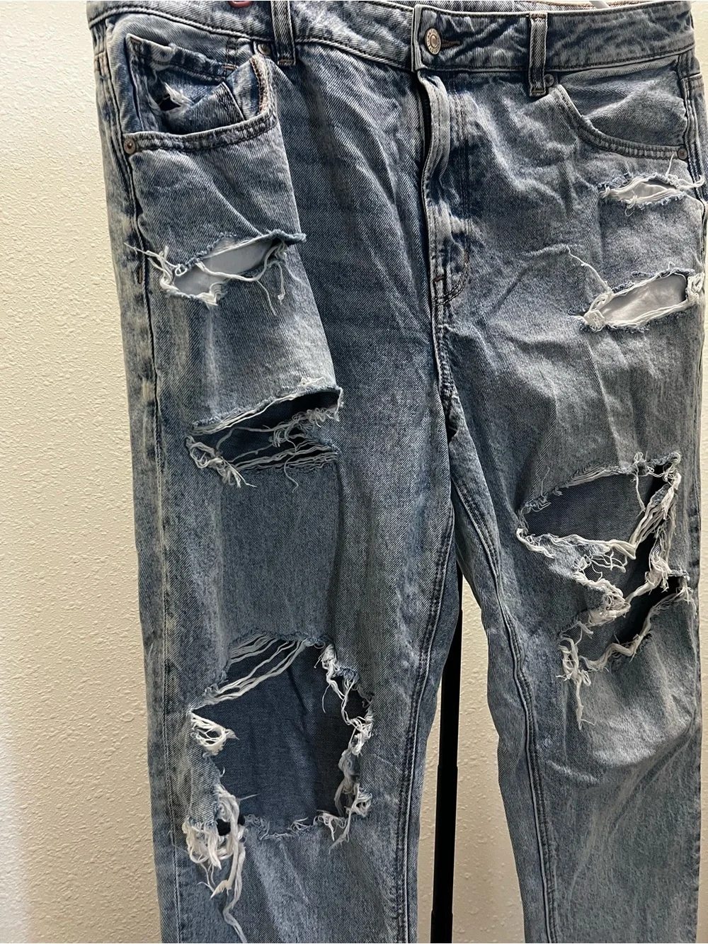 American Eagle Outfitters Women's Relaxed Distressed Jeans in Light Blue